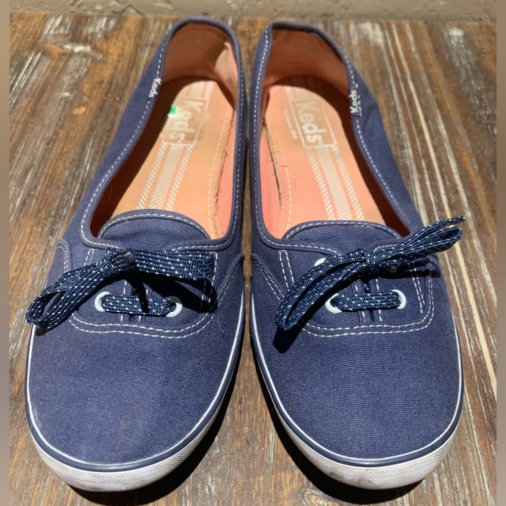 Vintage navy blue KEDS. Super cute canvas slip on sneaker.